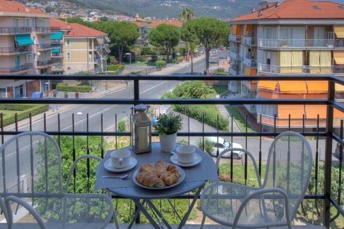 Ad Un Passo Da… Apartment Pietra Ligure Bagian luar foto